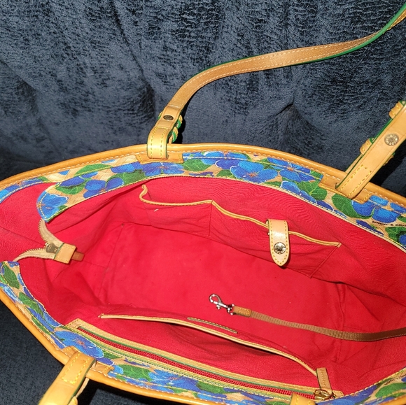 Dooney and Bourke large flower tote. - Picture 5 of 7
